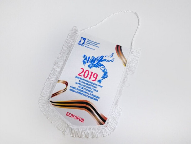 Вымпел с белой бахромой