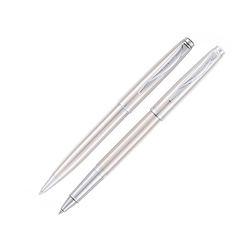 Набор Pierre Cardin коллекция «ПАРА (PEN&PEN)» : ручка шариковая + роллер. Корпус - латунь и хромоникилевое покрытие.Отделка и детали дизайна - сталь, хром. Цвет - серебристый. Упаковка Е.