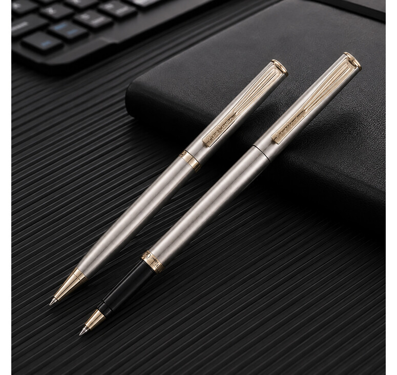Набор Pierre Cardin коллекция «ПАРА (PEN&PEN)» : ручка шариковая + роллер, корпус - латунь. Отделка - стальное матовое покрытие. Детали дизайна - позолота. Цвет - стальной.
